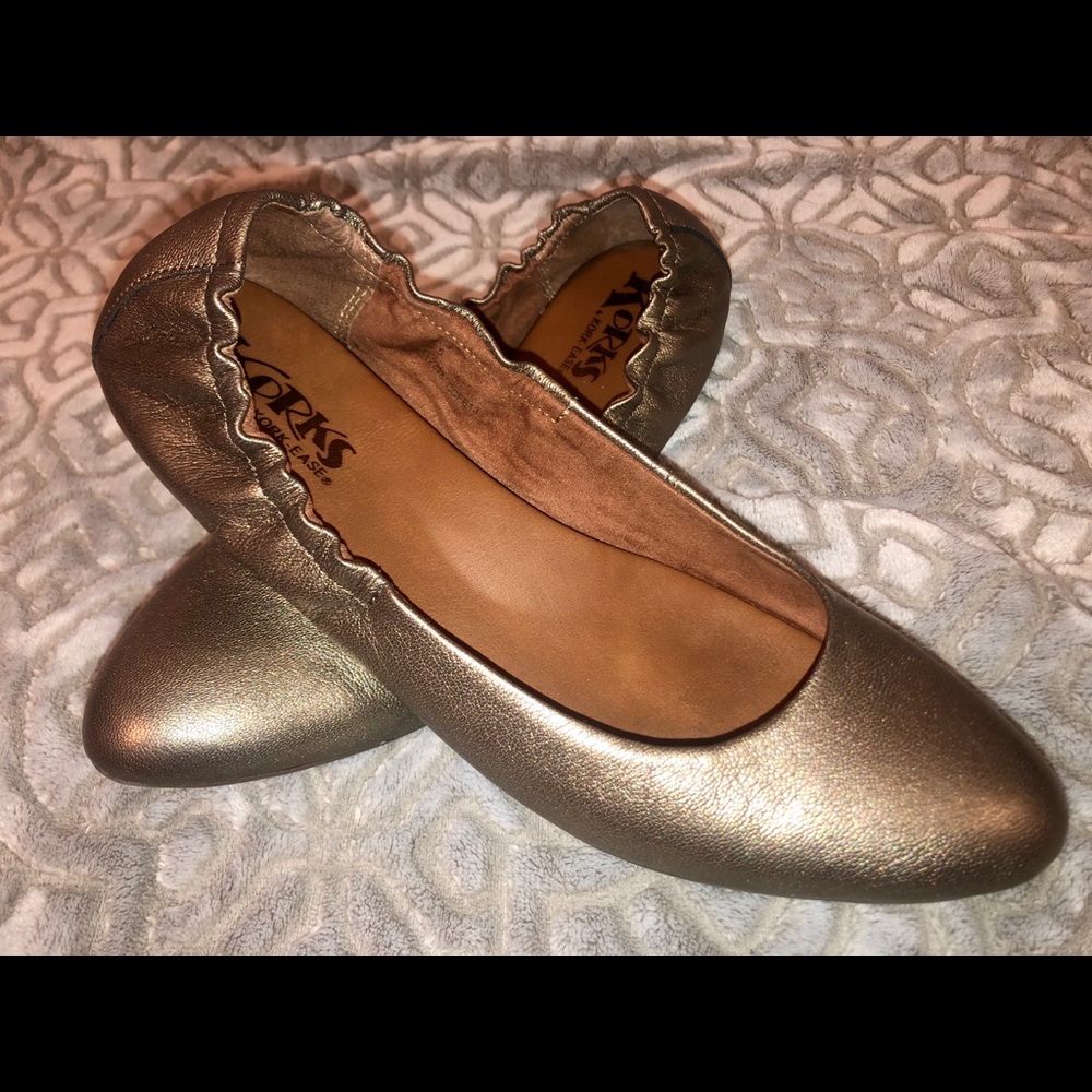 NWT Korks bronze ‘Julie’ style flats in box 7.5
